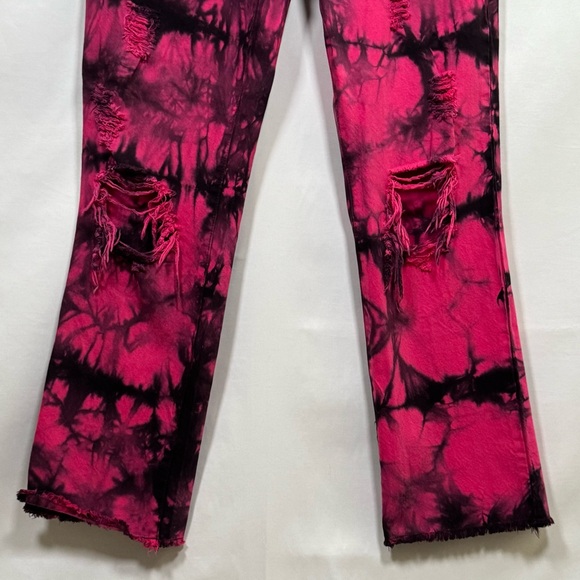 Alice+Olivia Genevieve distressed baggy jeans in a pink and black tie-dye - Picture 4 of 8
